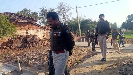 इनामी नक्सली के घर पहुंचे गढ़वा एसपी, परिजनों से मिलकर की सरेंडर कराने की अपील