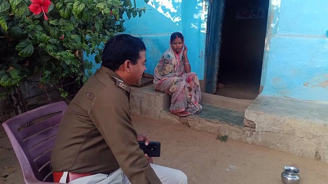 इनामी नक्सली के घर पहुंचे गढ़वा एसपी, परिजनों से मिलकर की सरेंडर कराने की अपील