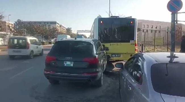 Ehliyetsiz sürücünün kullandığı konsolosluk aracı İETT otobüsüne çarptı