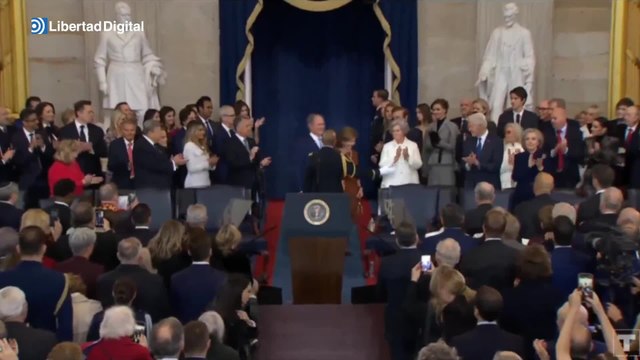 Bill y Hillary Clinton, George W. Bush y Barack Obama entran a la sala del Capitolio