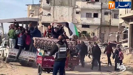 غزة العزة تواصل تلقن العالم دروسا في الإنسانية..هدايا للأسرى  ووداع بالإبتسامات