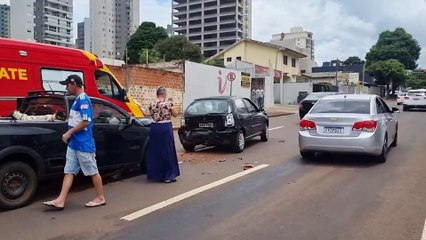 Acidente envolvendo três carros deixa vítima na Rua Antonina