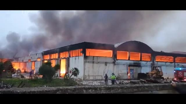 Trepuzzi, incendio in un capannone ex Omfesa: all'interno materiale di Deghi e Tecnomat. Fiamme alte e fumo denso
