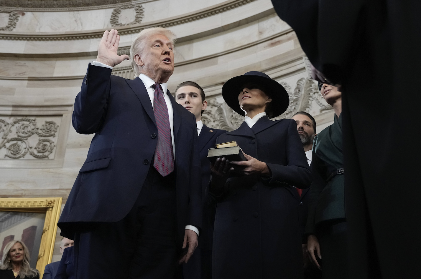 Donald Trump prête serment et devient officiellement le 47e président des Etats-Unis