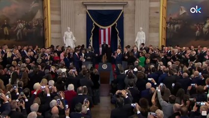 Así ha sido el "beso" entre Trump y Melania en la toma de posesión