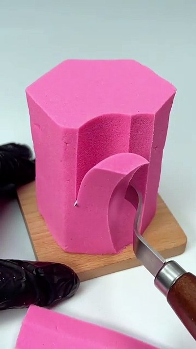 Cutting kinetic sand