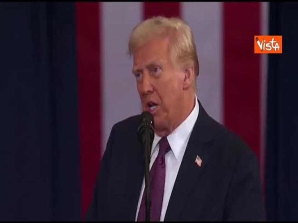 Standing ovation per Trump dopo l'insediamento. Biden, Kamala e i dem restano seduti