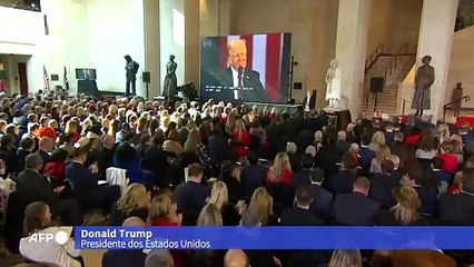 Trump declara emergência na fronteira com México e diz que ‘era de ouro’ dos EUA começou