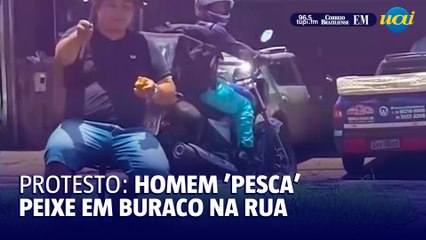 Homem finge pescar em buraco para criticar condições do asfalto em Mariana