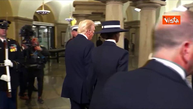 Trump e Melania mano nella mano lasciano Capitol Hill dopo il giuramento presidenziale