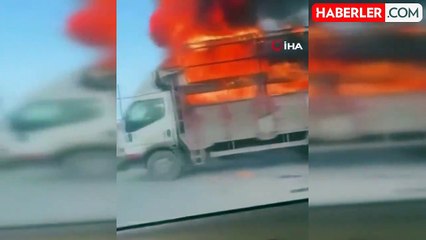 Alev Alan Kamyonet Trafikte Seyir Halinde