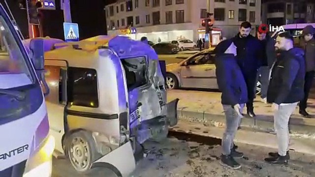 Kırmızı ışıkta bekleyen araca kamyon çarptı: 3 yaralı