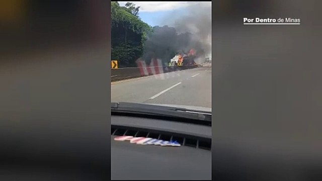 Motorista morre carbonizado após carreta tombar e pegar fogo na BR-381