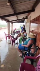 Luta de sumô improvisada na chuva arranca gargalhadas; veja vídeo