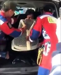 Funcionária enrosca piercing na cadeira de trabalho e vira estrela de vídeo