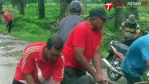 Kesal Tidak Kunjung Diperbaiki, Warga Timbun Jalan Lingkar Timur yang Rusak Dengan Sirtu Secara Swadaya.