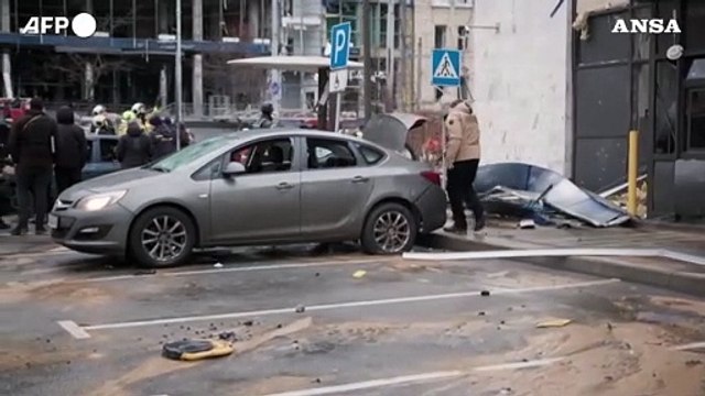 Attacco russo su Kiev, macerie e distruzione per le strade della capitale ucraina