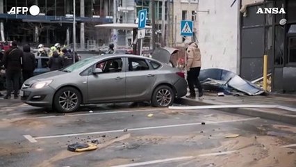 Attacco russo su Kiev, macerie e distruzione per le strade della capitale ucraina