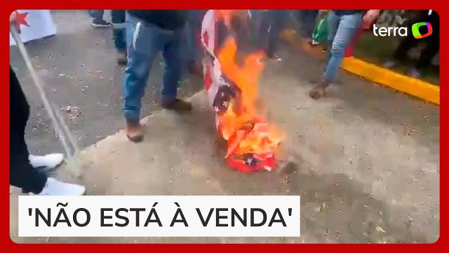 Manifestantes queimam bandeiras dos Estados Unidos após afirmações de Trump sobre Canal do Panamá