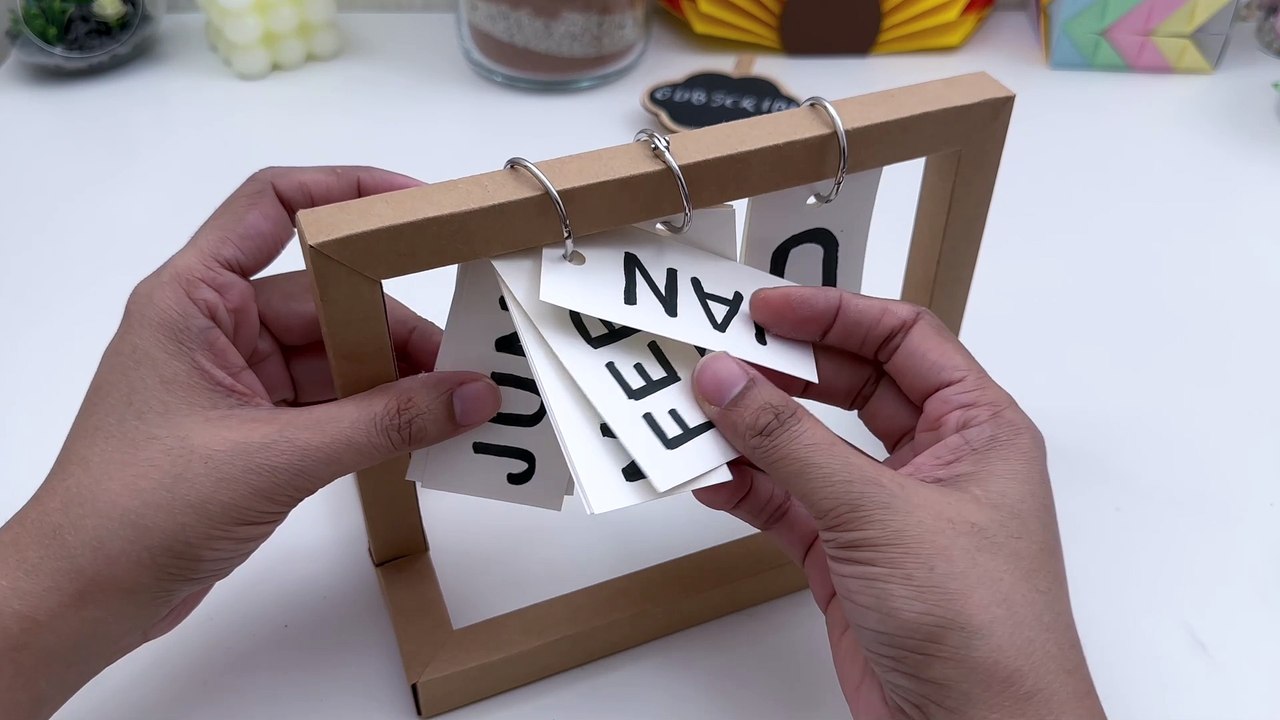 Create Your Own Stylish Desk Calendar With This Diy Tutorial! / DIY Calender / Paper Craft