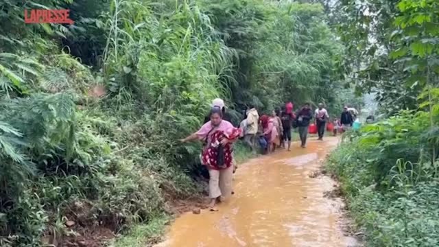 Indonesia colpita da frane e inondazioni, in un video la fuga degli sfollati: in 300 in fuga verso rifugi governativi