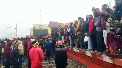 पटना-गया रेल खंड के इस स्टेशन पर लोगों ने रोक दी ट्रेन, कोच की संख्या बढ़ाने को लेकर काटा बवाल