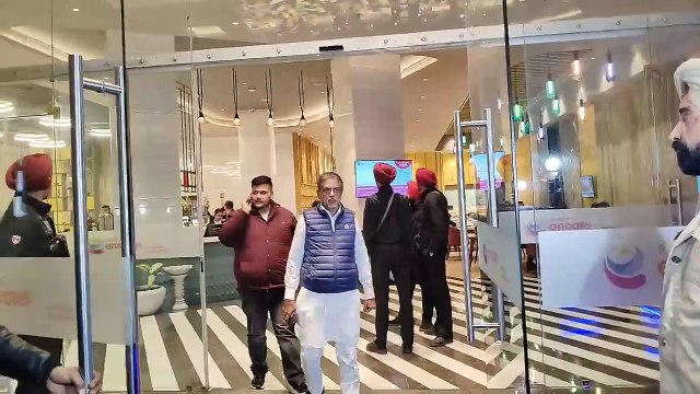 ਕਾਂਗਰਸ ਪਾਰਟੀ ਦਾ ਮੇਅਰ ਬਨਾਉਣ ਨੂੰ ਲੈਕੇ ਅੰਮ੍ਰਿਤਸਰ ਵਿੱਚ ਹੋਈ ਮੀਟਿੰਗ ਵਿੱਚ ਪੰਜਾਬ ਇੰਚਾਰਜ ਹਰੀਸ਼ ਚੌਧਰੀ ਅਤੇ ਕਾਂਗਰਸ ਦੇ ਪੰਜਾਬ ਪ੍ਰਧਾਨ ਰਾਜਾ ਵੜਿੰਗ ਸਮੇਤ ਕਈ ਕਾਂਗਰਸੀ ਆਗੂ ਸ਼ਾਮਲ ਹੋਏ।