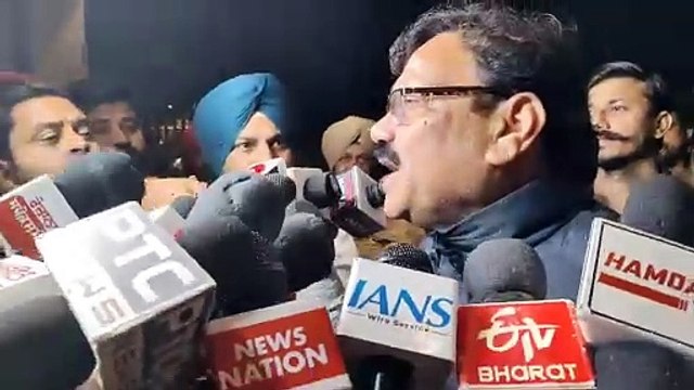 ਕਾਂਗਰਸ ਪਾਰਟੀ ਦਾ ਮੇਅਰ ਬਨਾਉਣ ਨੂੰ ਲੈਕੇ ਅੰਮ੍ਰਿਤਸਰ ਵਿੱਚ ਹੋਈ ਮੀਟਿੰਗ ਵਿੱਚ ਪੰਜਾਬ ਇੰਚਾਰਜ ਹਰੀਸ਼ ਚੌਧਰੀ ਅਤੇ ਕਾਂਗਰਸ ਦੇ ਪੰਜਾਬ ਪ੍ਰਧਾਨ ਰਾਜਾ ਵੜਿੰਗ ਸਮੇਤ ਕਈ ਕਾਂਗਰਸੀ ਆਗੂ ਸ਼ਾਮਲ ਹੋਏ।