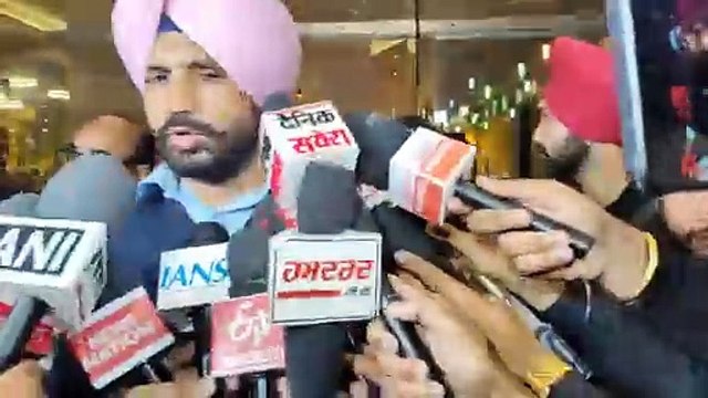 ਕਾਂਗਰਸ ਪਾਰਟੀ ਦਾ ਮੇਅਰ ਬਨਾਉਣ ਨੂੰ ਲੈਕੇ ਅੰਮ੍ਰਿਤਸਰ ਵਿੱਚ ਹੋਈ ਮੀਟਿੰਗ ਵਿੱਚ ਪੰਜਾਬ ਇੰਚਾਰਜ ਹਰੀਸ਼ ਚੌਧਰੀ ਅਤੇ ਕਾਂਗਰਸ ਦੇ ਪੰਜਾਬ ਪ੍ਰਧਾਨ ਰਾਜਾ ਵੜਿੰਗ ਸਮੇਤ ਕਈ ਕਾਂਗਰਸੀ ਆਗੂ ਸ਼ਾਮਲ ਹੋਏ।