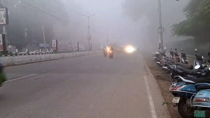 வேலூரில் கடும் பனிமூட்டம்! வாகன ஓட்டிகளுக்கு எதிரியவரும் வாகனங்கள் தெரியாமல் இருப்பதால் முகப்பு விளக்குகளை  எரியவிட்டவாறு செல்கின்றனர்.