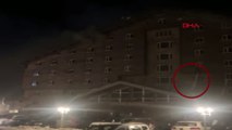 Bolu'daki otel yangınında dehşet anları; çarşaf sarkıtarak kurtuldular!