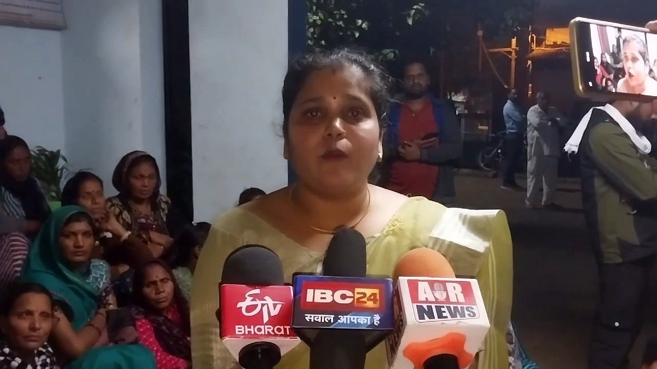 23369193 पतंग उड़ा रहे दो बच्चे किस तरह बिजली की चपेट मे आये देखे वीडियो