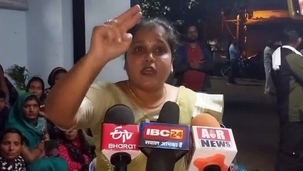 23369193 पतंग उड़ा रहे दो बच्चे किस तरह बिजली की चपेट मे आये देखे वीडियो