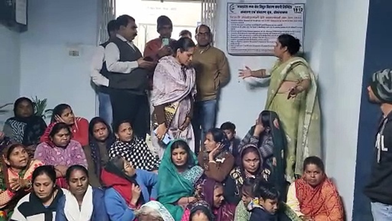 23369193 पतंग उड़ा रहे दो बच्चे किस तरह बिजली की चपेट मे आये देखे वीडियो