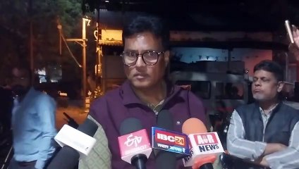 23369193 पतंग उड़ा रहे दो बच्चे किस तरह बिजली की चपेट मे आये देखे वीडियो