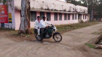 23369186 आजादी के 78 वर्ष बाद भी जिला मुख्यालय से 10 किलोमीटर दूर तक नहीं पहुंच पाई सरकार की योजनाए