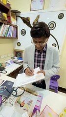 आगरा में डॉक्टर ने लगाई मासूम को एक्सपायर वैक्सीन, परिजन को हंगामा तो डॉक्टर बोले... गलती हो गई... देखें वीडियो