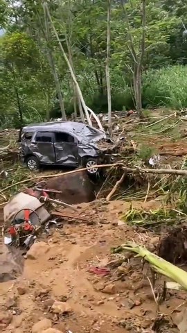 BREAKING NEWS: 11 Orang dikabarkan Meninggal Akibat Banjir dan Longsor Di Kabupaten Pekalongan