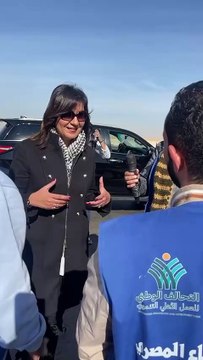 السفيرة نبيله مكرم في حوار دافيء مع شباب التحالف حول تجربتهم في تجميع المساعدات