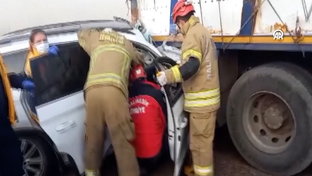 Hafif ticari aracın itfaiyeye yol vermediği anlar cep telefonu kamerasında