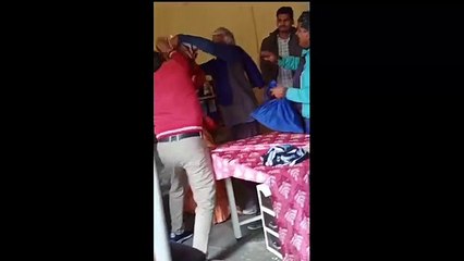 महिला ने नहीं मानी रिश्वत की डिमांड तो बाबू ने जूतों से पीटा, वीडियो सामने आया तो कलेक्टर ने किया सस्पेंड