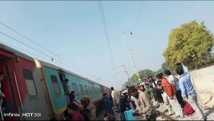 मिर्जापुर : सीमांचल एक्सप्रेस ट्रेन के पहिए से निकलने लगा अचानक धुआं,ब यात्रियों में मची अफरा-तफरी