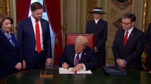Trump firma los primeros decretos: clima, comunidad LGTBI y perdón a los asaltantes del Capitolio