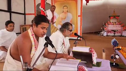 প্ৰয়াগৰাজৰ মহাকুম্ভ মেলাত উত্তৰ কমলাবাৰী সত্ৰৰ সত্ৰাধিকাৰ সহিতে বৈষ্ণবৰ দল