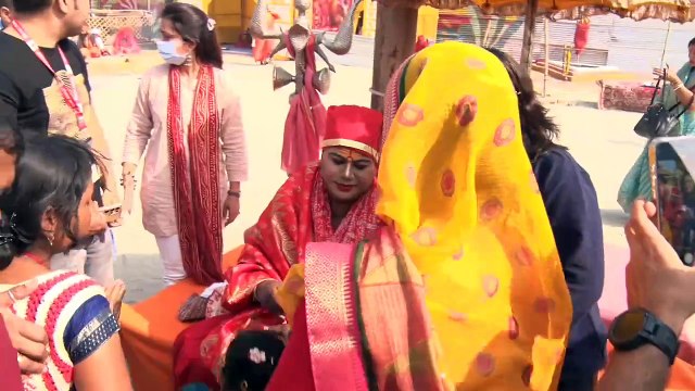 स्पेशल: कुंभ में किन्नरों का आशीर्वाद पाने के लिए लग रही लंबी-लंबी कतारे बाकी अखाड़ों की तुलना में किन्नर अखाड़े में दिख रहा भक्तों का जबरदस्त क्रेज