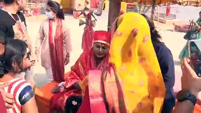 स्पेशल: कुंभ में किन्नरों का आशीर्वाद पाने के लिए लग रही लंबी-लंबी कतारे बाकी अखाड़ों की तुलना में किन्नर अखाड़े में दिख रहा भक्तों का जबरदस्त क्रेज