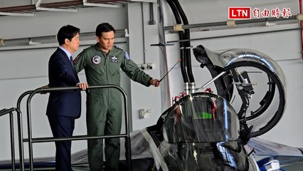 總統視導空軍七聯隊 與戰功彪炳的F-16V「狙擊手」莢艙同框