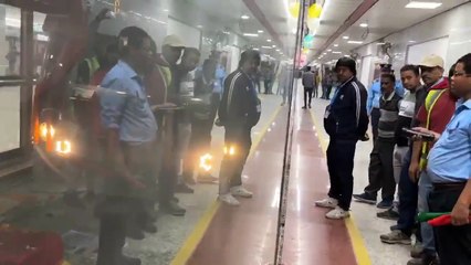 Updated মাথার উপর বিপর্যস্ত বউবাজার নিয়ে সুড়ঙ্গ দিয়ে প্রথমবার দৌড়োলো মেট্রোরেল
