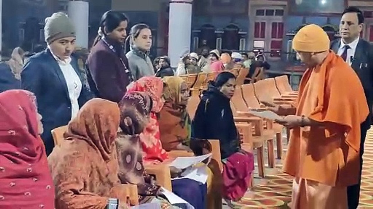 गोरखपुर में फरियादियों से मिले सीएम योगी, किसी ने इलाज में मांगी मदद तो कोई अवैध कब्जे की शिकायत लेकर पहुंचा