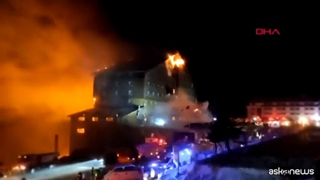 Incendio in hotel di una stazione sciistica in Turchia: 10 morti